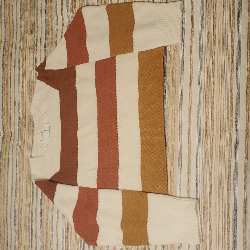 Women's Sweater - Picture 2 of 7